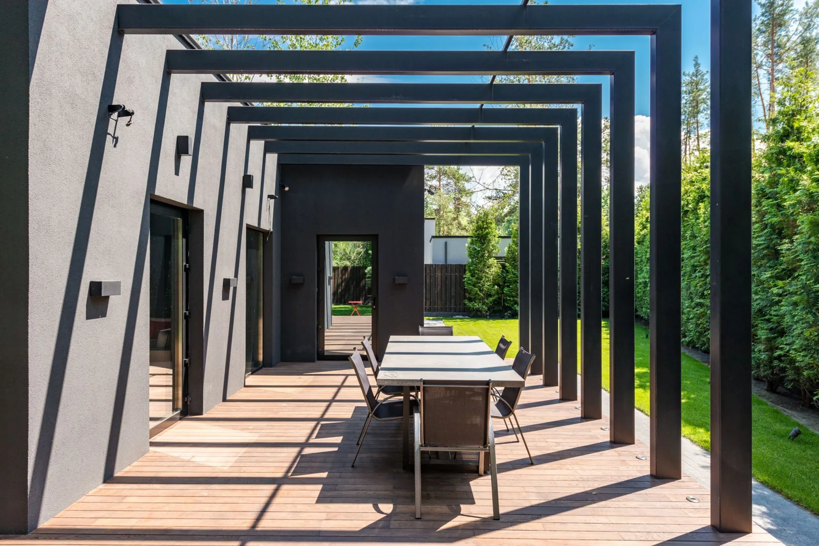 Moderne open pergola op een houten terras